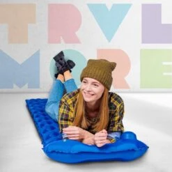 TRVLMORE Slaapmat - Zelfopblazend - 1 Persoons - Ingebouwde Pomp En Kussen - Blauw -Buitenkampeer Winkel 1200x1200 802