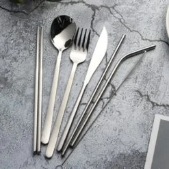 House Of Husk Reisbestek - Reis Bestekset - Chopsticks - Metalen Rietjes Met Borstel - Lepel - Vaatwasserbestendig - RVS - 7 Delig - Zilver 10 House Of Husk Reisbestek - Reis Bestekset - Chopsticks - Metalen Rietjes Met Borstel - Lepel - Vaatwasserbestendig - RVS - 7 Delig - Zilver -Buitenkampeer Winkel 1200x1200 869