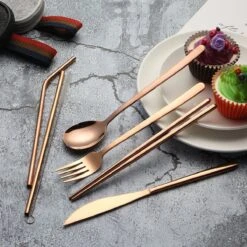 House Of Husk Reisbestek - Reis Bestekset - Chopsticks - Metalen Rietjes Met Borstel - Lepel - Vaatwasserbestendig - RVS - 7 Delig - Rose Goud -Buitenkampeer Winkel 1200x1200 944