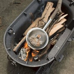 Kikkerland Huckleberry Popcorn Maker - Maak Je Eigen Popcorn - Popcornpan - Kampvuur - Buitenspeelgoed - Buitenspelen - Kamperen -Buitenkampeer Winkel 1200x1200 950