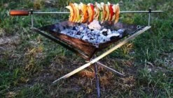 Firekorf + Grill + Spit : Opvouwbare Vuurkorf / Vuurschaal Met Rooster En Spit - Draagbare BBQ - Opbergtas - Kampeer Grill - Kookset 21 Firekorf + Grill + Spit : Opvouwbare Vuurkorf / Vuurschaal Met Rooster En Spit - Draagbare BBQ - Opbergtas - Kampeer Grill - Kookset -Buitenkampeer Winkel 1200x685