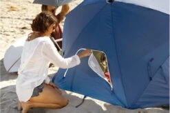 Sport-Brella - Premiere Strandtent - Windscherm - Tochtscherm - Tochtscherm - Stormparaplu - Zonnescherml - Blauw 12 Sport-Brella - Premiere Strandtent - Windscherm - Tochtscherm - Tochtscherm - Stormparaplu - Zonnescherml - Blauw -Buitenkampeer Winkel 1200x795 6