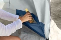 Sport-Brella - Premiere Strandtent - Windscherm - Tochtscherm - Tochtscherm - Stormparaplu - Zonnescherml - Blauw 11 Sport-Brella - Premiere Strandtent - Windscherm - Tochtscherm - Tochtscherm - Stormparaplu - Zonnescherml - Blauw -Buitenkampeer Winkel 1200x796 5